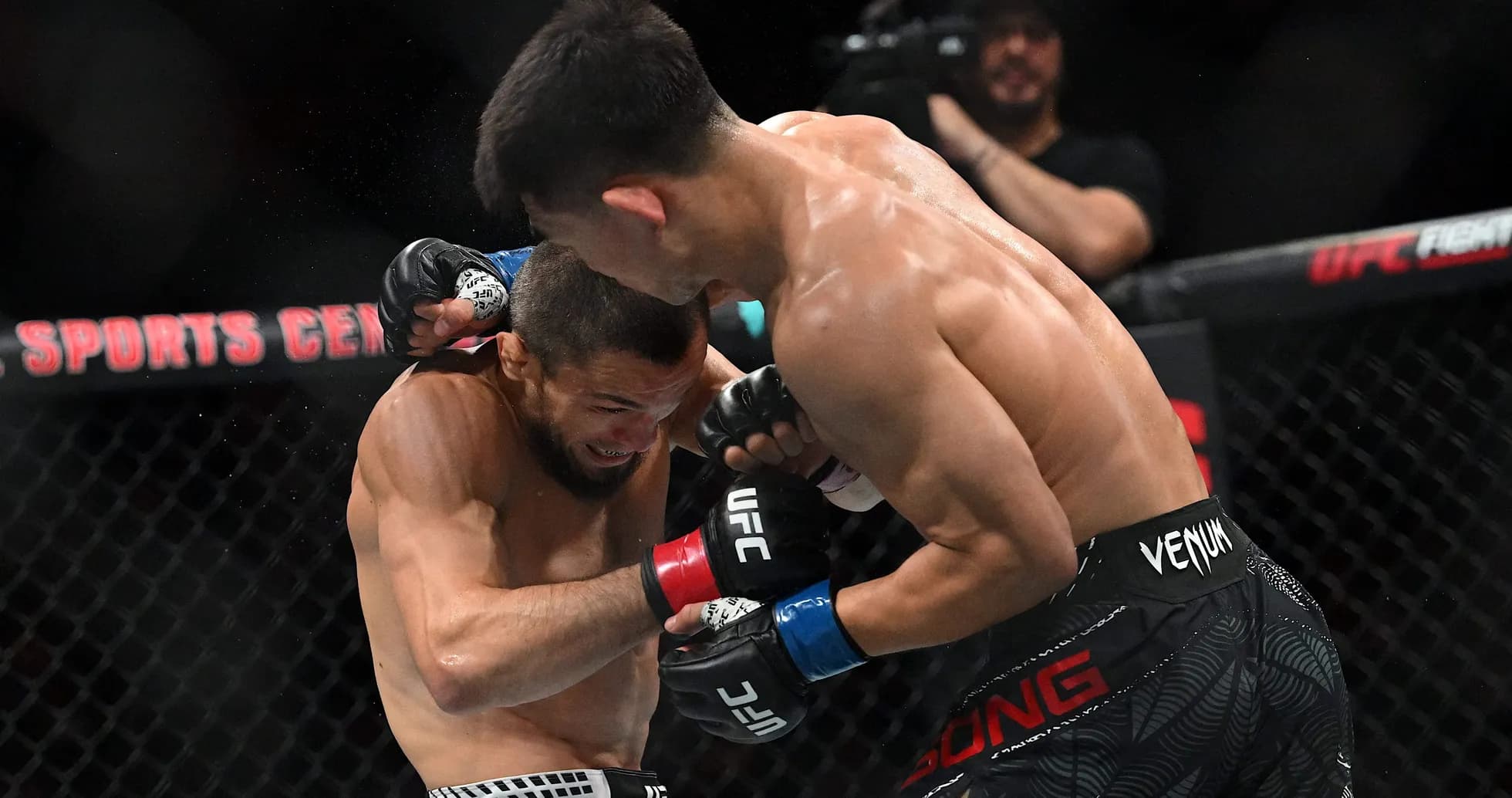 Deux combattants s'affrontant dans l'octogone UFC