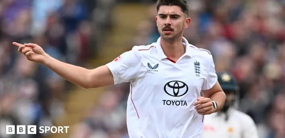 Joueur anglais pointant pendant un match de cricket