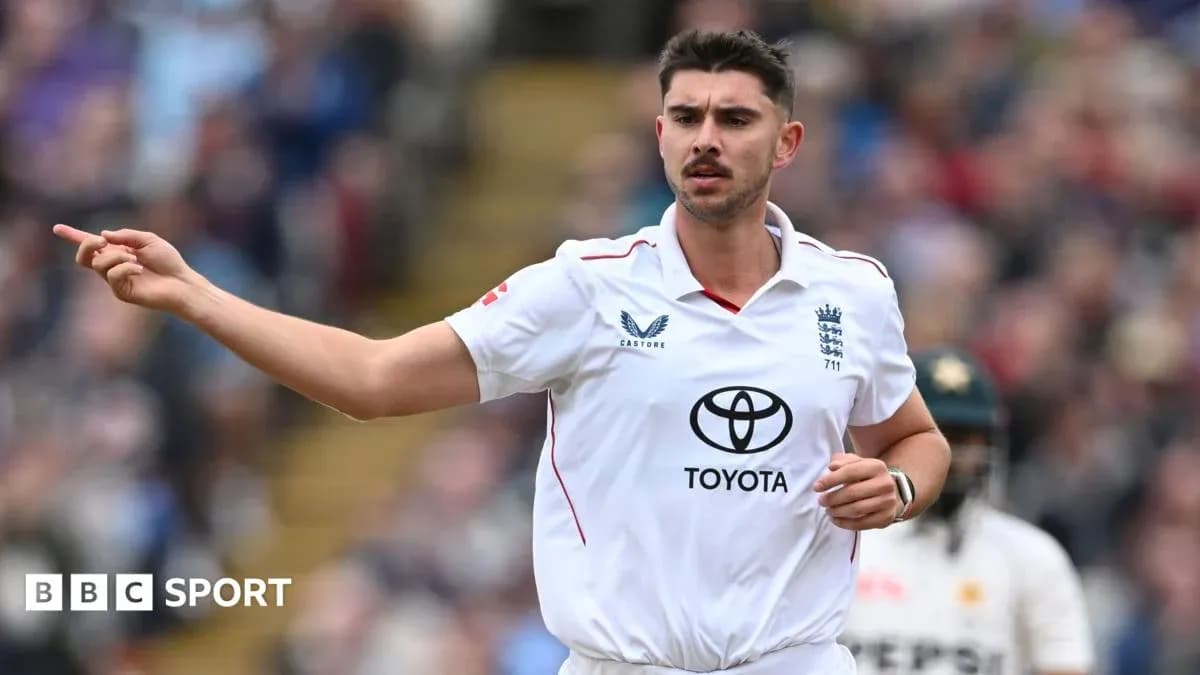 Joueur anglais pointant pendant un match de cricket