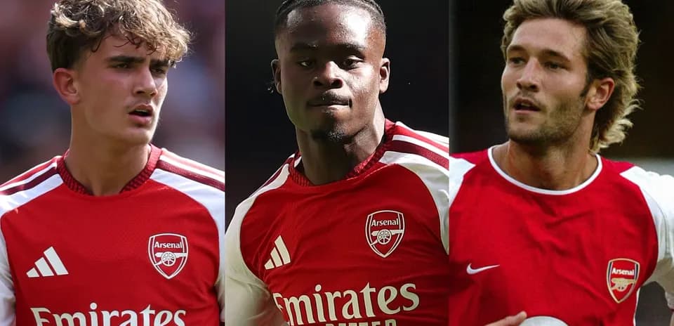 Trois joueurs d'Arsenal en maillot rouge