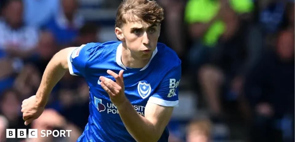 Joueur de Portsmouth courant avec le ballon sur le terrain