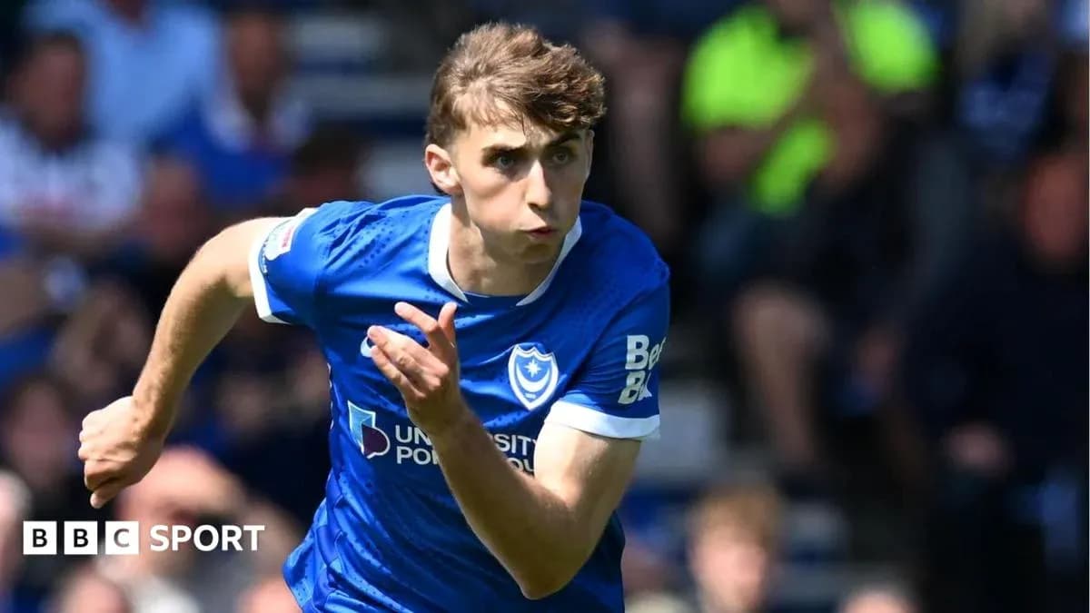 Joueur de Portsmouth courant avec le ballon sur le terrain
