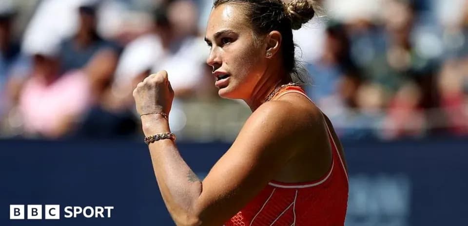 Joueuse de tennis célébrant un point gagné