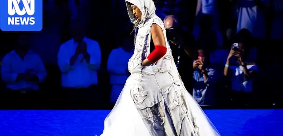 Person en robe originale sur scène lors d'un événement