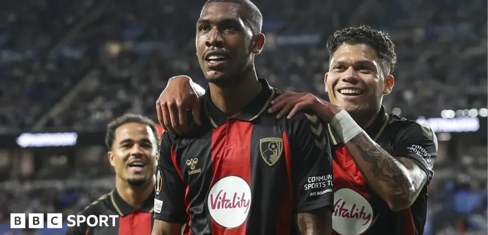 Joueurs d'AFC Bournemouth célébrant un but ensemble