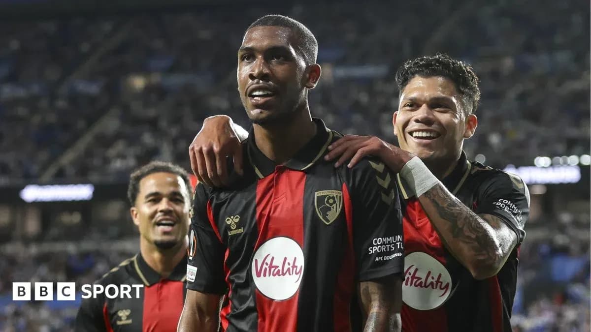 Joueurs d'AFC Bournemouth célébrant un but ensemble