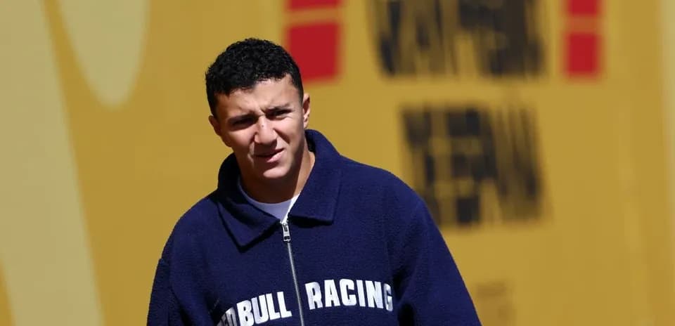 Pilote de Formule 1 portant un sweat Red Bull Racing