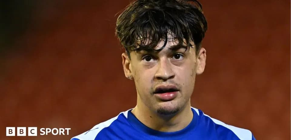 Joueur en maillot bleu regardant la caméra
