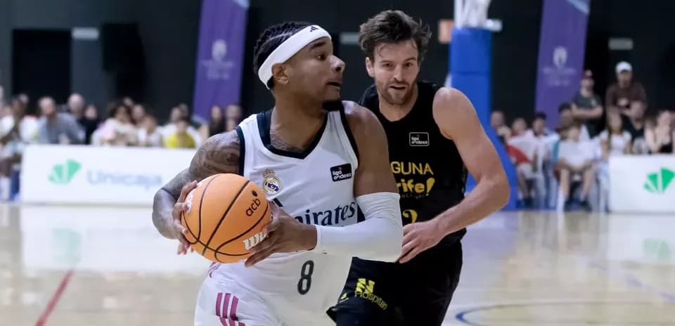 Joueur dribblant le ballon pendant un match de basket