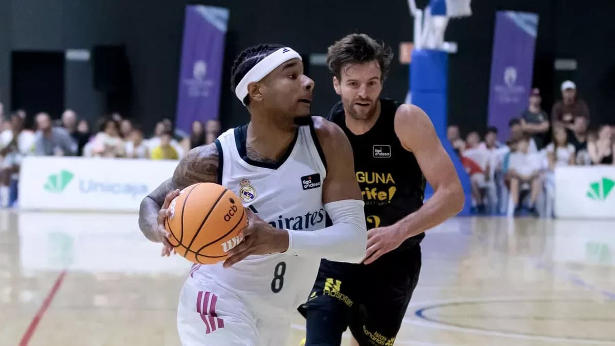 Joueur dribblant le ballon pendant un match de basket