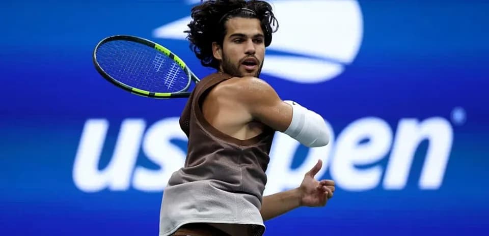Joueur frappant la balle au US Open