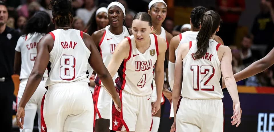 Équipe féminine de basket-ball des États-Unis célébrant
