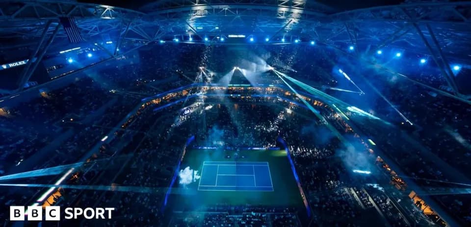 Vue aérienne d'un court de tennis illuminé