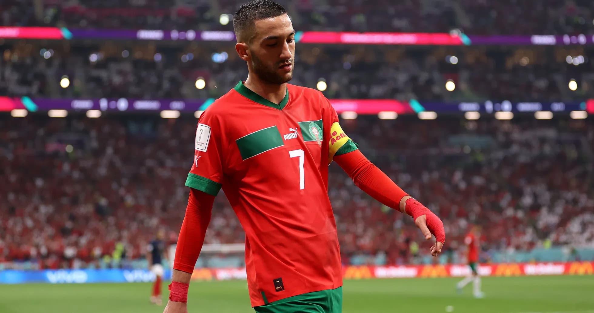 Hakim Ziyech marchant sur le terrain au Qatar