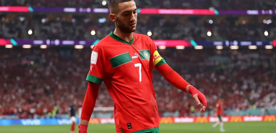 Hakim Ziyech marchant sur le terrain au Qatar