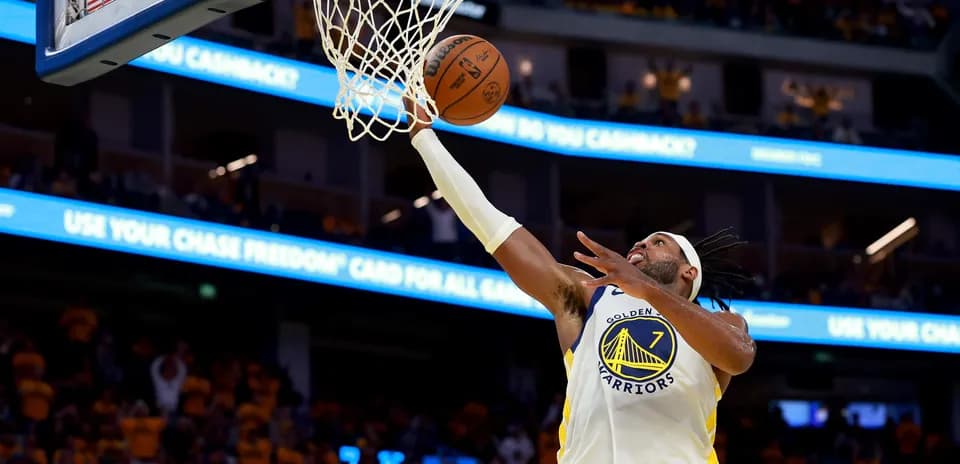 Joueur des Golden State Warriors dunkant au panier