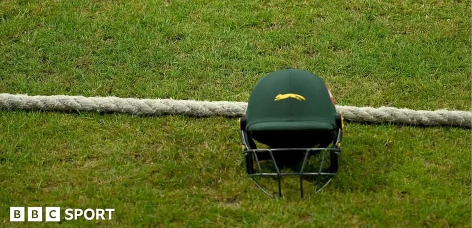 Casque de cricket posé sur le terrain de jeu
