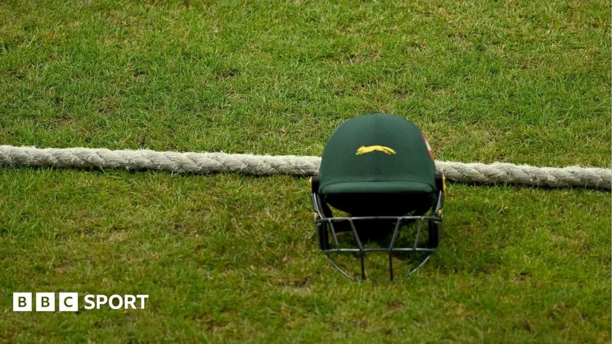 Casque de cricket posé sur le terrain de jeu