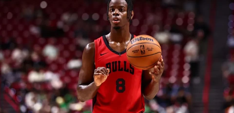 Joueur des Bulls tenant un ballon de basket