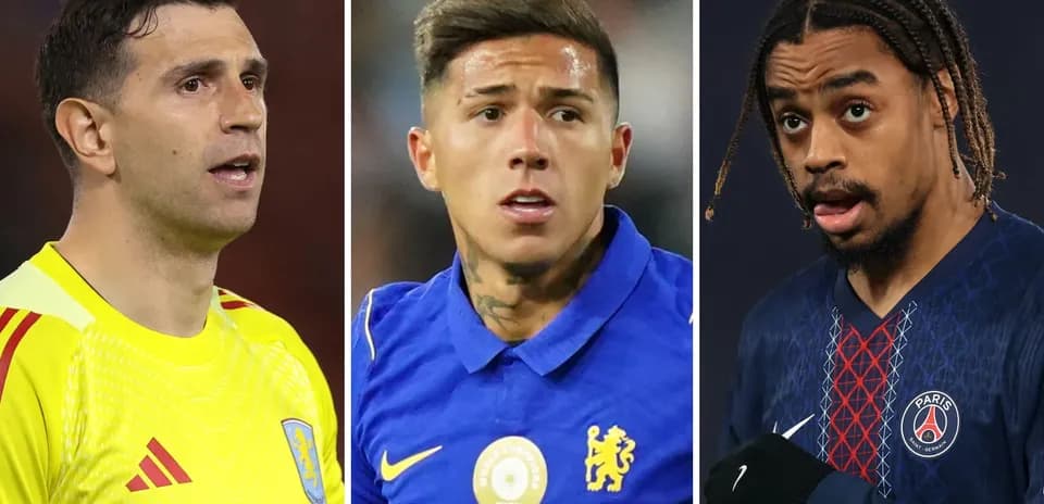 Trois joueurs de football en maillots d'équipe