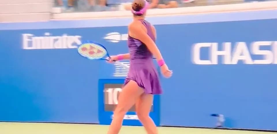 Joueuse de tennis en action sur le court