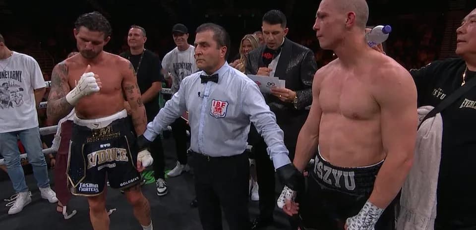 Boxeurs et arbitre après le match de boxe
