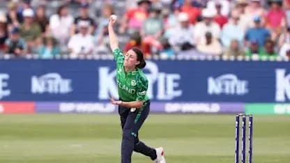 Joueuse d'Irlande lançant la balle lors du match