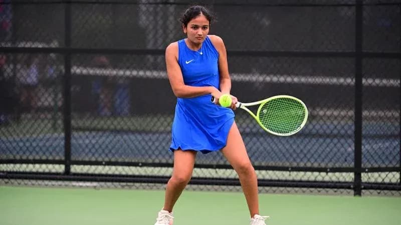 Joueuse de tennis en action sur le court
