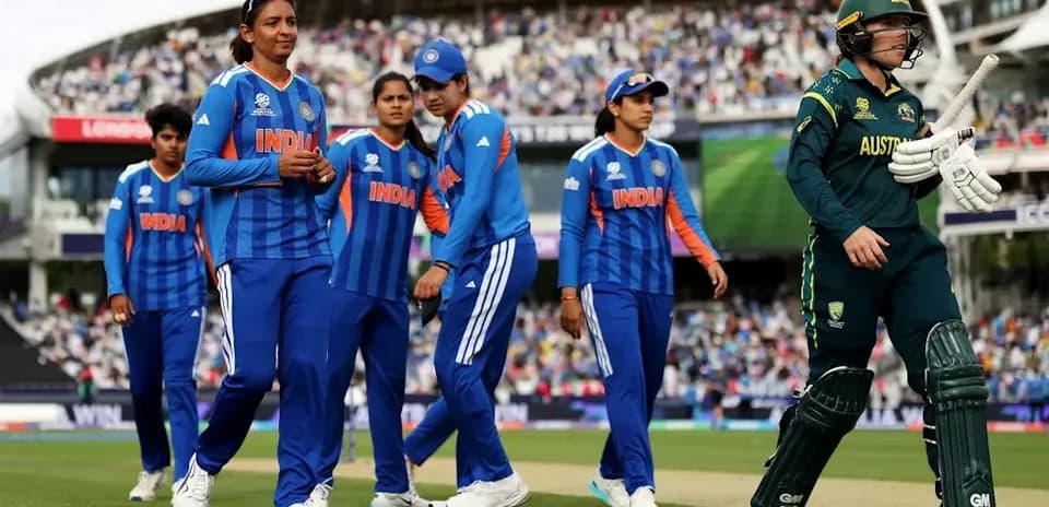 Joueuses indiennes marchant sur le terrain de cricket