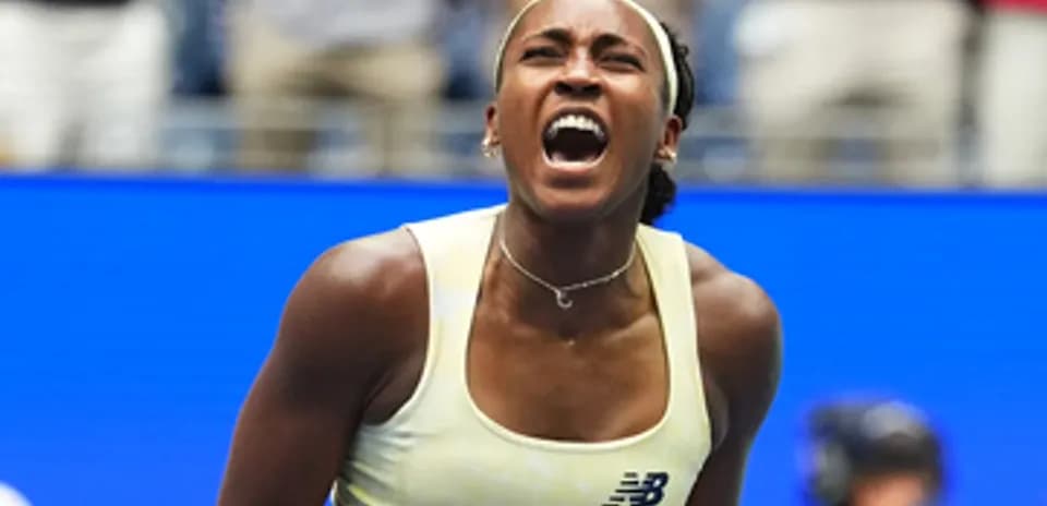 Joueuse de tennis célébrant une victoire sur le court