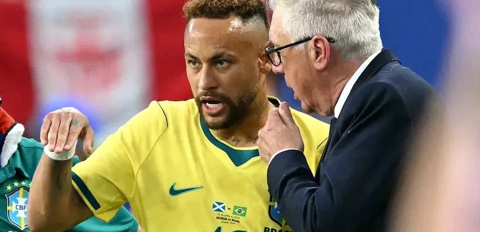 Neymar discutant avec un entraîneur pendant un match