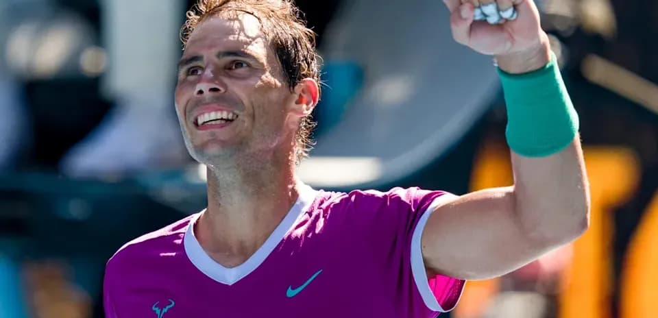 Joueur de tennis célébrant une victoire sur le court