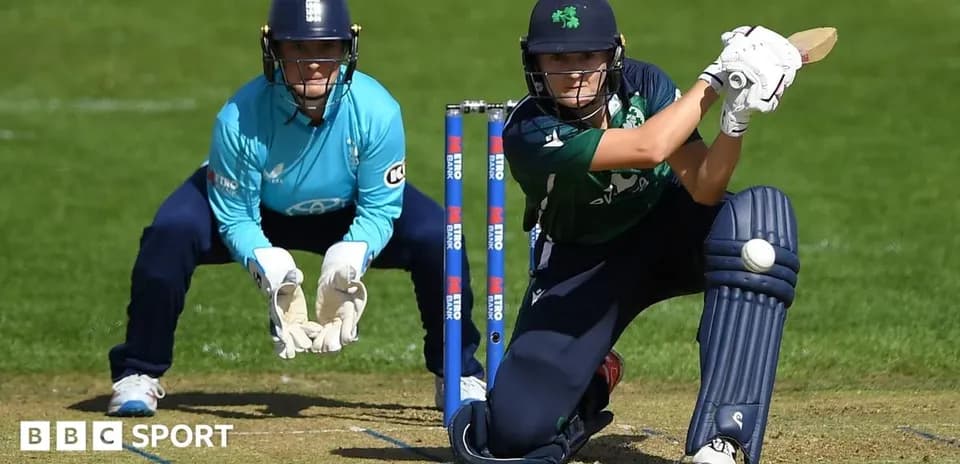Joueuse irlandaise frappant la balle pendant un match