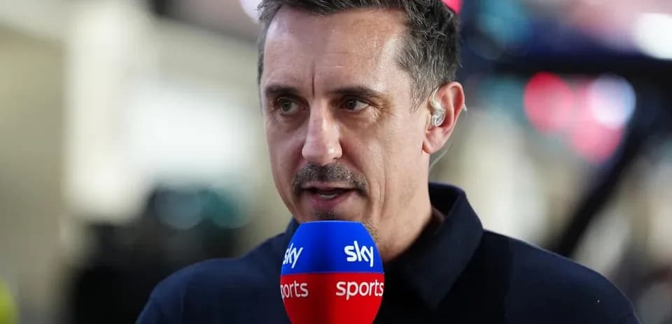 Commentateur s'exprimant avec un microphone Sky Sports