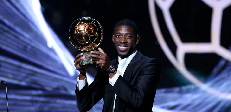 Joueur tenant le Ballon d'Or sur scène