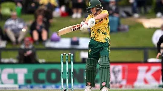 Joueur de cricket frappant la balle au stade