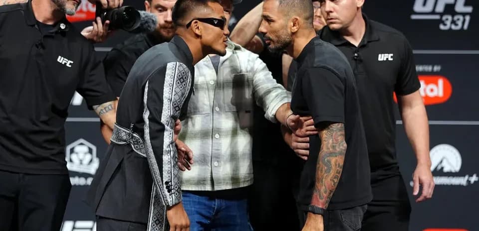 Deux combattants se faisant face lors de la pesée UFC