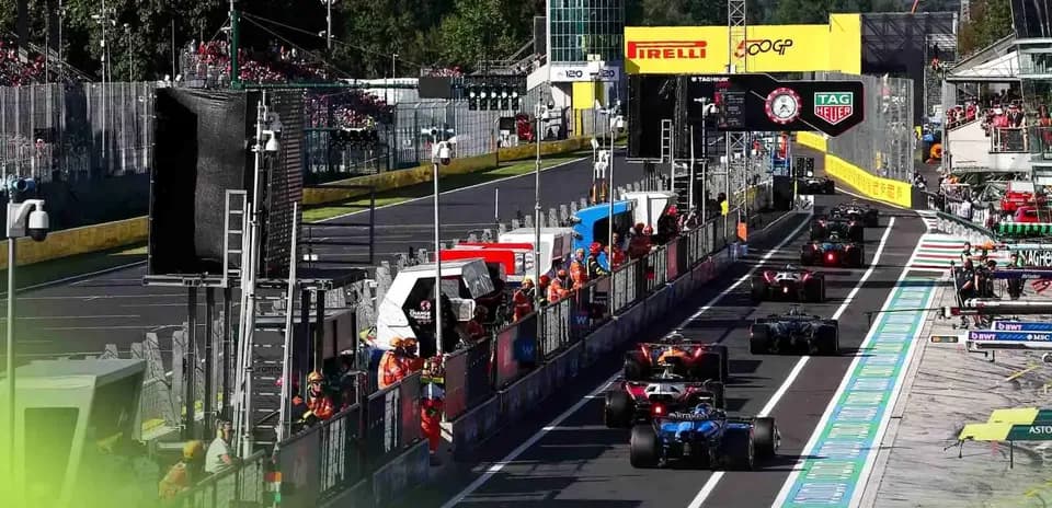 Voitures de Formule 1 dans les stands pendant la course