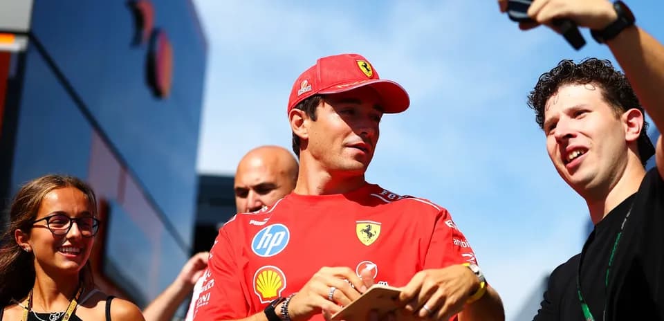 Pilote de Ferrari interagissant avec des fans