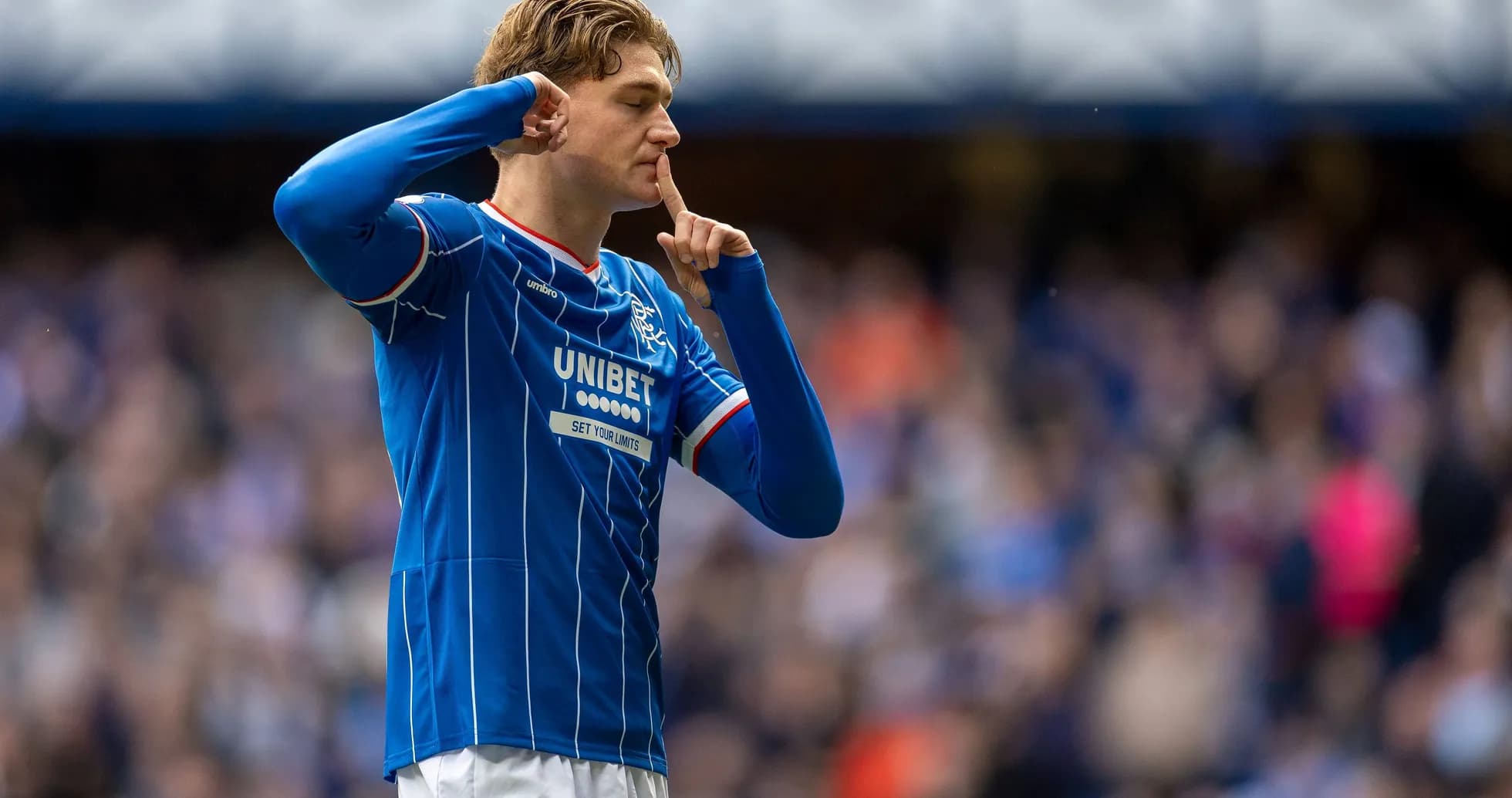 Joueur de Rangers célébrant avec un geste de silence
