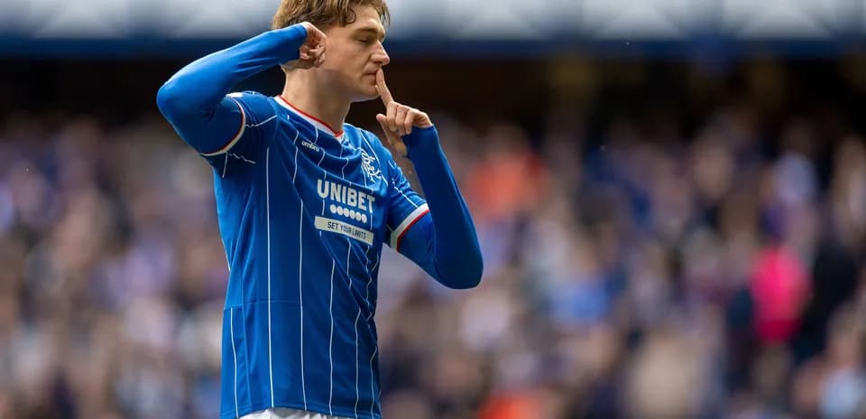 Joueur de Rangers célébrant avec un geste de silence