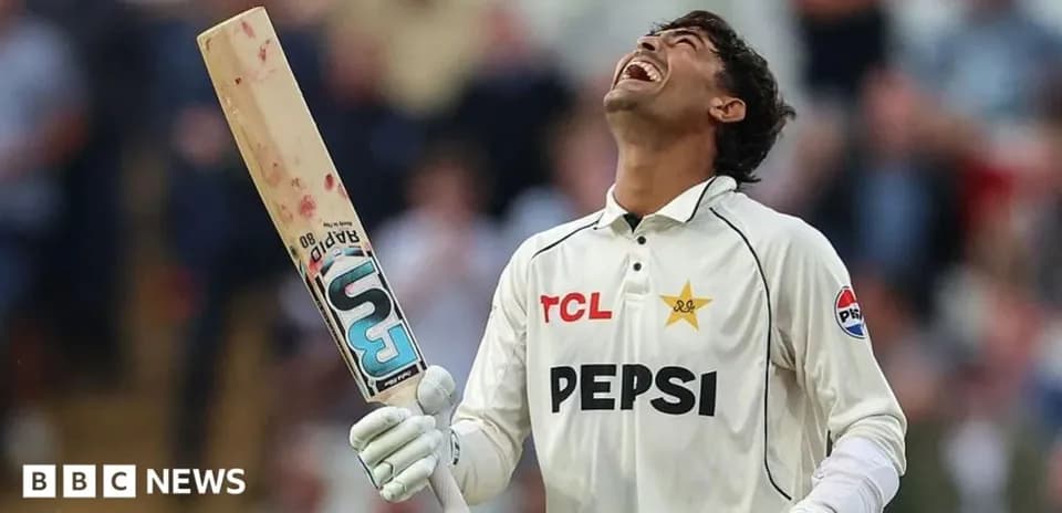 Joueur de cricket célébrant avec sa batte au stade