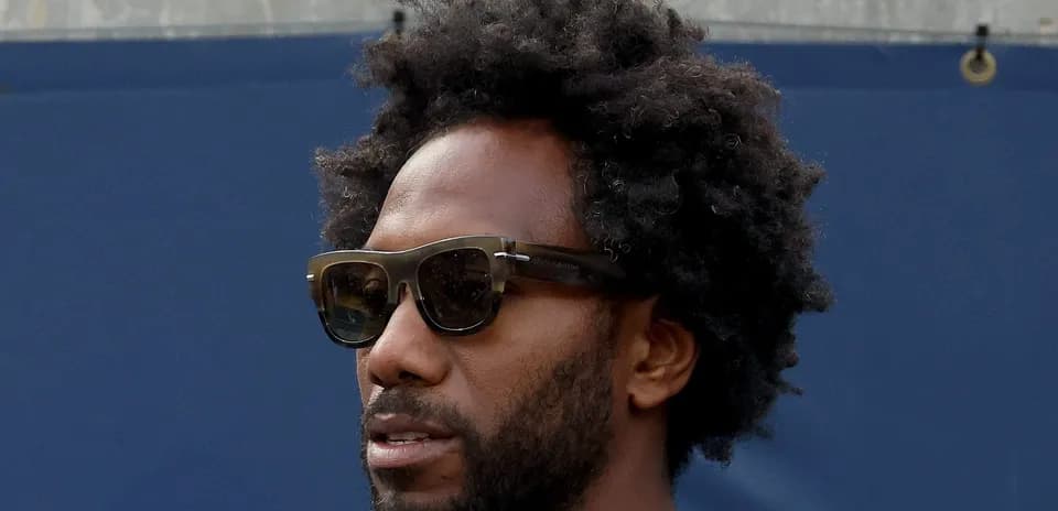 Homme avec des lunettes de soleil et cheveux crépus