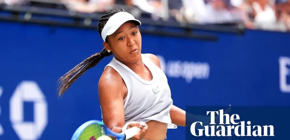 Naomi Osaka frappant une balle pendant un match de tennis