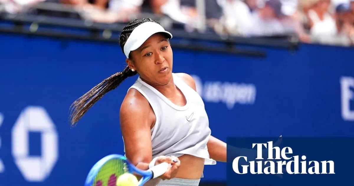 Naomi Osaka frappant une balle pendant un match de tennis