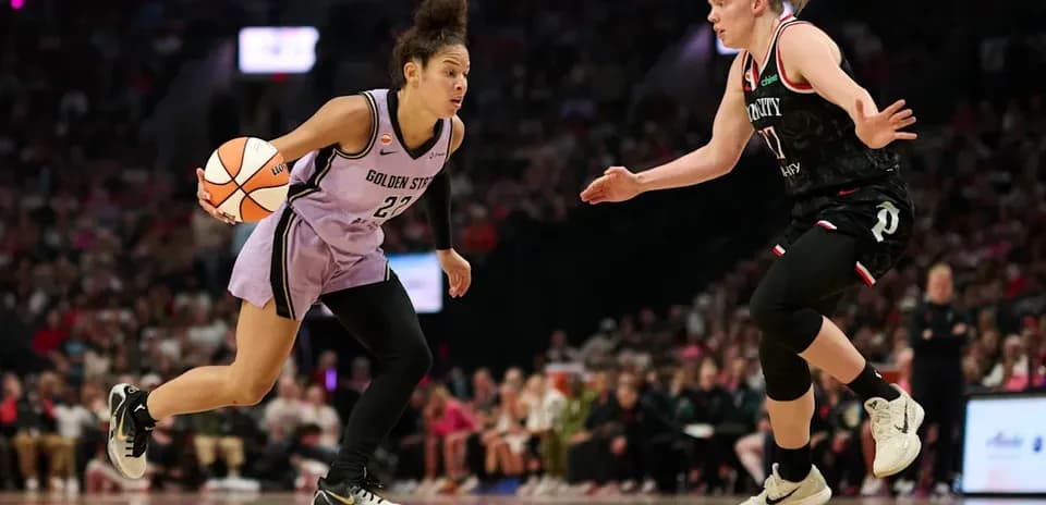 Joueuse dribblant le ballon lors d'un match