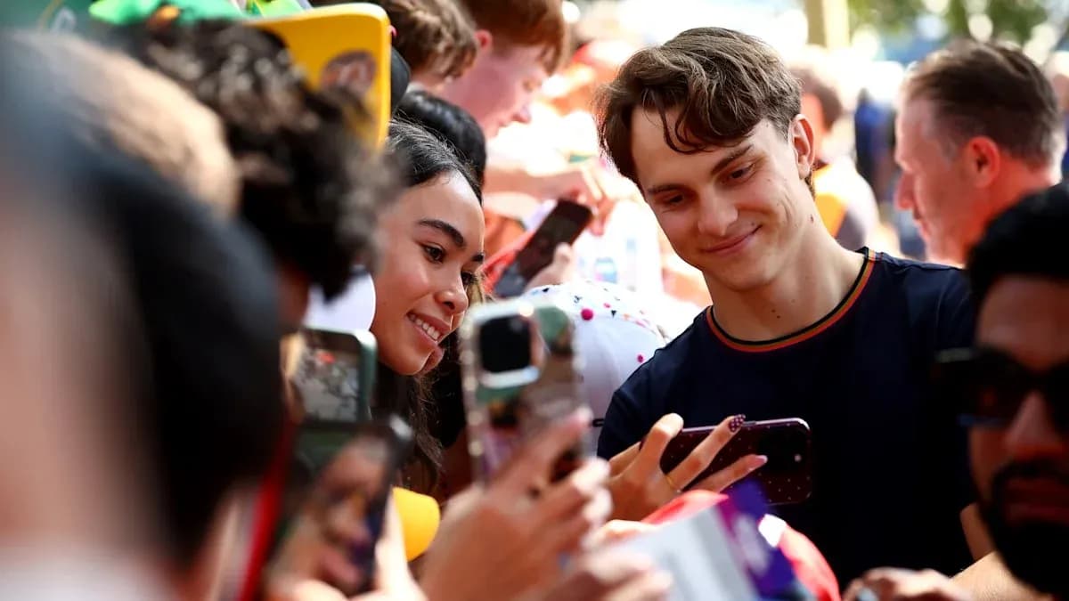 Jeune homme et femme prenant un selfie en foule