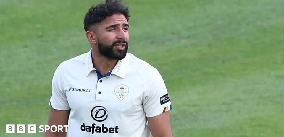 Joueur de cricket en uniforme sur le terrain