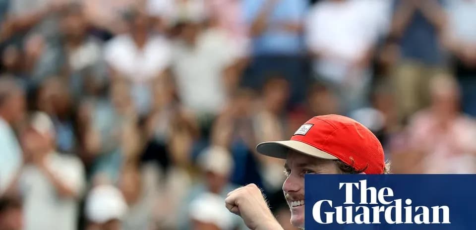 Joueur célébrant devant une foule enthousiaste