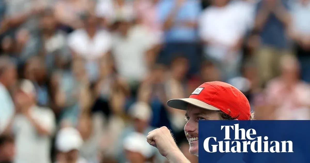 Joueur célébrant devant une foule enthousiaste
